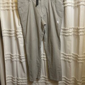 Tommy Hilfiger Men's Relaxed Jeans in Light Gray size 42x32